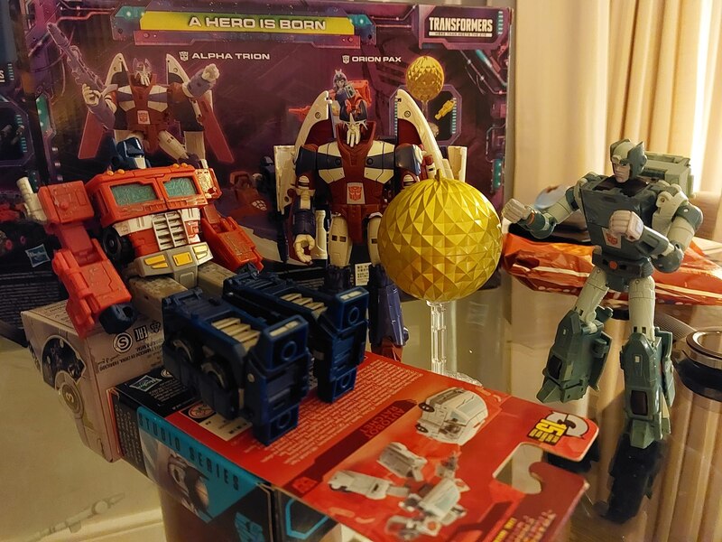 Transformers A Hero Is Born Alpha Trion And Orion Pax In Hand Image  (8 of 10)